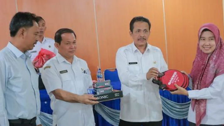 Pemko Tebing Tinggi Serahkan Bantuan Tenis Meja ke-7 Kelurahan