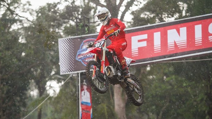 Crosser Astra Honda Tapaki Podium Tertinggi Balap Pembuka Kejurnas Motocross 2023