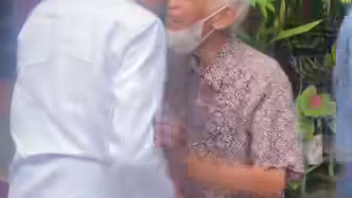 Tepis Ijazah Palsu, Jokowi Kunjungi Dosen Pembimbingnya Kasmudjo yang Berusia 75 Tahun