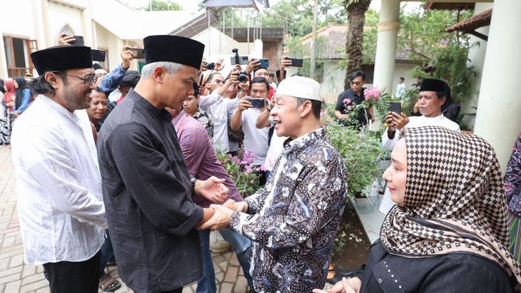 Ganjar Sowan ke KH Adib Pimpinan Ponpes Buntet Cirebon, Disambut Santri hingga Nyai