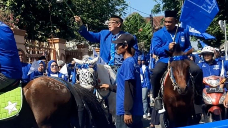 Unik, Bacaleg PAN Purwakarta Mendaftar Ke KPU Tunggangi Kuda