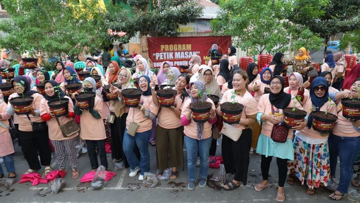 Dorong Ketahanan Pangan di Jakarta, Relawan Mak Ganjar Tanam Ratusan Pohon Cabai