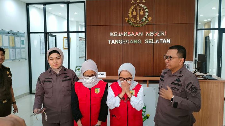 Akhir Pelarian Si Kembar Rihani Rihani Penipu Iphone, Diserahkan ke Kejari Tangsel dengan Tangan Diborgol