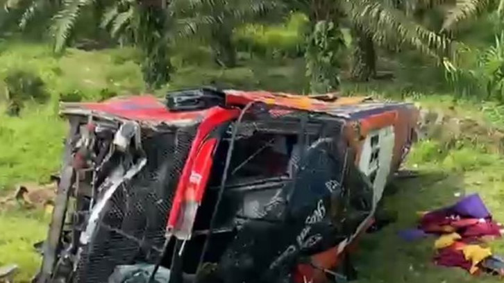 Bus Tabrak Mobil L300 yang Terguling di  Ruas Jalan Tol JMKT, Empat Penumpang Tewas di Tempat