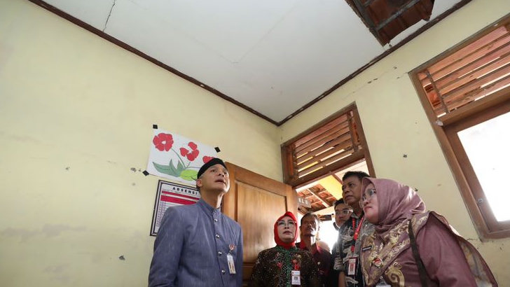 Respons Cepat Aduan di LaporGub, Ganjar Cek Langsung Perbaikan Sekolah-Jalan di Grobogan