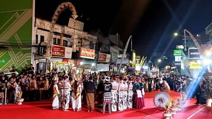 Lautan Manusia Sambut Kirab Mahkota Binokasih di Karawang