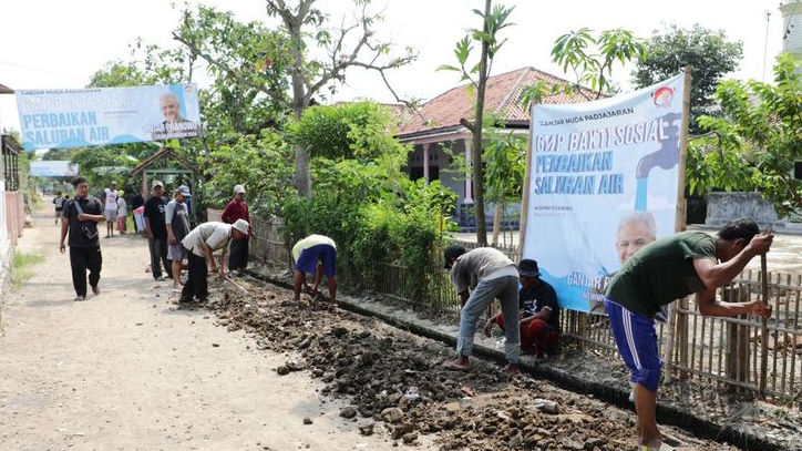 Ganjar Muda Padjajaran Tebar Kebaikan dan Gelar Baksos Perbaikan Saluran Air di Subang