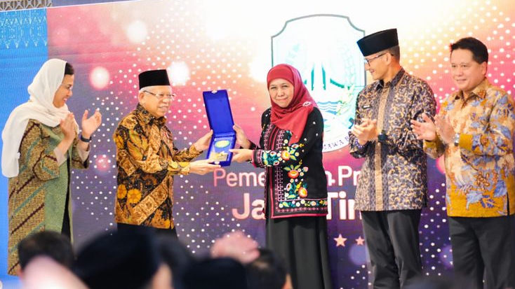 Raih Anugerah Adinata Syariah KNEKS, Khofifah Optimis Jatim Jadi Pusat Industri Halal di Indonesia