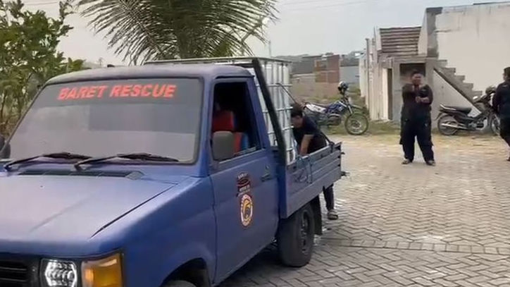 Krisis Air Bersih Melanda, Baret Rescue NasDem Jember Kerahkan Mobil Tangki ke Pelosok Desa