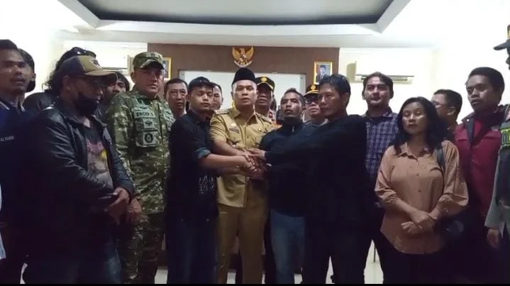 Mediasi melibatkan unsur TNI-Polri dan pemerintah Kecamatan Cikampek, dilakukan setelah rangkaian keributan. (Rohendi/POJOKSATU.id)
