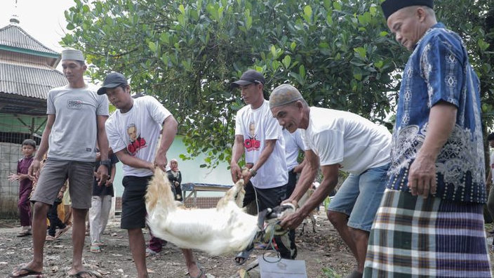 Orang Muda Ganjar Berikan Kambing untuk Meriahkan Kurban Warga Desa di Muaro Jambi