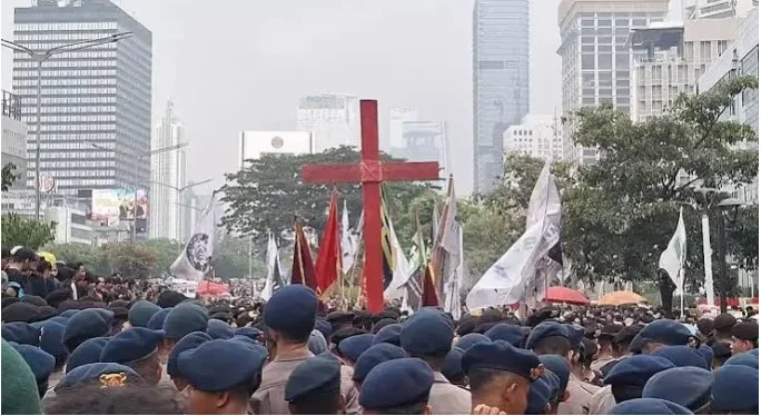 Simbol replika Salib Merah sebagai simbol duka atas rusaknya ruang hidup dan hutan