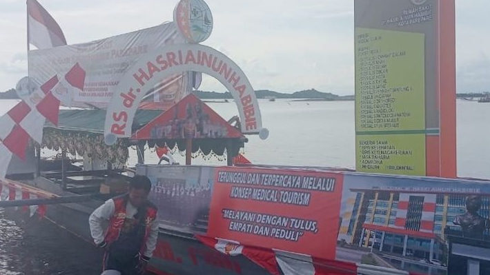 Perahu Hias RS dr Hasri Ainun Habibie Perkenalkan Medical Tourism di Festival Salo Karajae