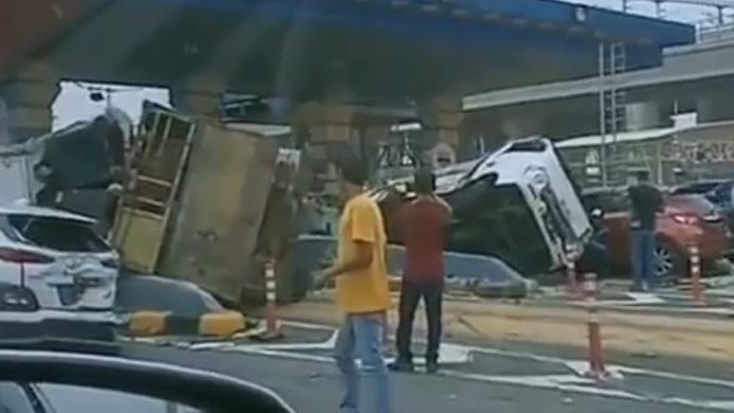 Polisi Pastikan Tak Ada Korban Jiwa dalam Kecelakaan Beruntun di Gerbang Tol Halim Utama, Tapi 4 Orang Mengalami Sesak Napas