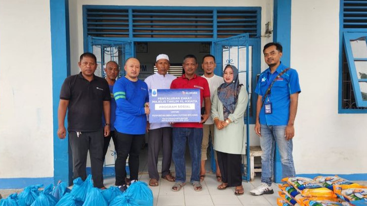 Angin Puting Beliung Terjang Pulau Kasu Batam, XL Axiata Serahkan Donasi Bantuan