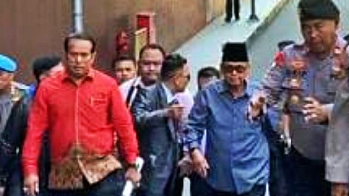 Dengan Langkah Pasti Berkacamata Gelap, Panji Gumilang Penuhi Panggilan Kedua Bareskrim Polri