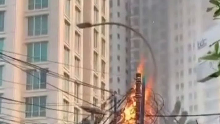 Kabel Semrawut Menjuntai Terbakar di Pakubowono Jaksel, Beruntung Dipadamkan Sekuriti