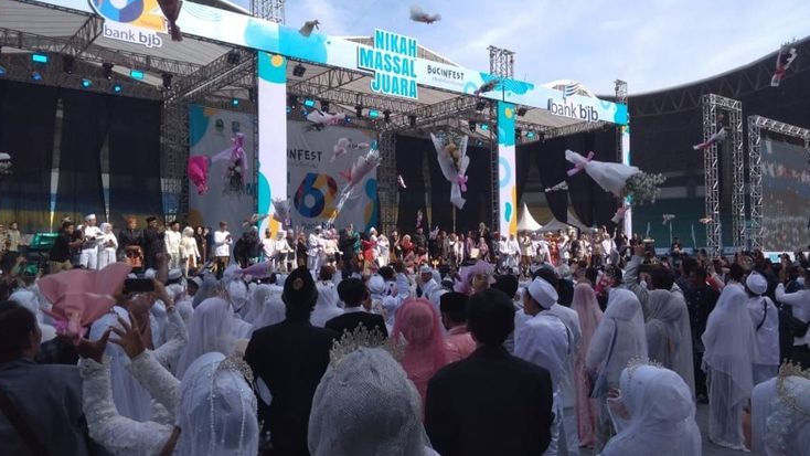 Ratusan Pasangan Ikut Nikah Massal di Stadion Patriot
