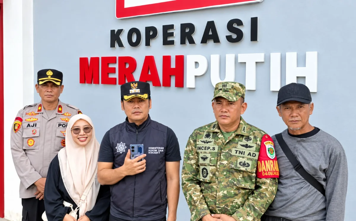 Kantor KDKMP Bojongsari Terendam Banjir, Danramil Cikampek Bergerak Cepat Lakukan Penanganan. (Rohendi/POJOKSATU.id)