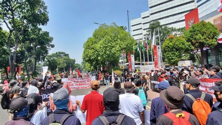 Imbas Aksi Demo di Depan Gedung MK, Jalan Medan Merdeka Barat Ditutup