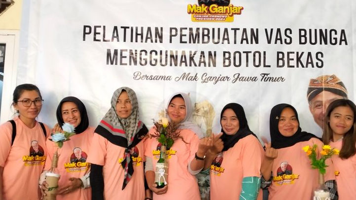 Mak Ganjar Latih Masyarakat Manfaatkan Limbah Botol Kaca jadi Vas Bunga