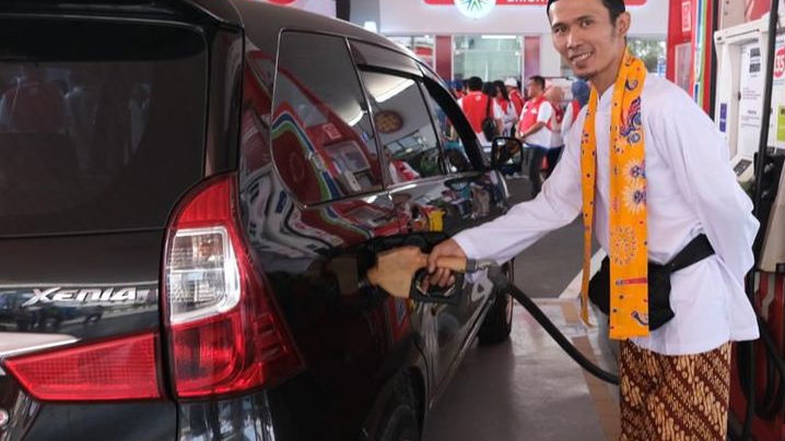Peringati Hari Lahir Pancasila, Operator SPBU Pertamina Gunakan Baju Adat Indonesia