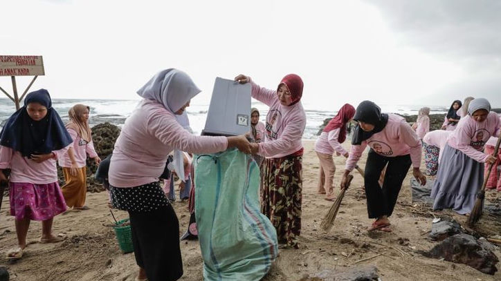 Jaga Kebersihan Lingkungan, Srikandi Ganjar dan Masyarakat Lakukan Aksi Bersih-bersih Pantai di Banten