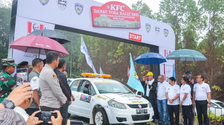 Resmi Dibuka, 39 Pareli Siap Adu Cepat di KFC Danau Toba Rally 2023
