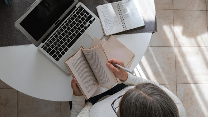 Ingin Jadi Editor Buku? Begini Tips Membuat Portofolio Profesional