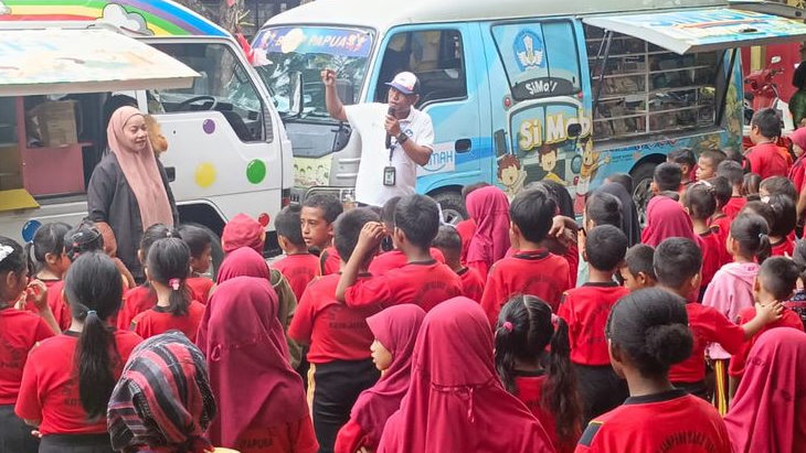 Mobil Literasi Dorong Semangat Membaca Anak Papua Lewat Aktivitas Seru di Sekolah Dasar Jayapura