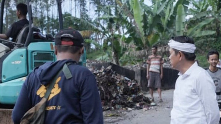 Sampah Menggunung Di Daerah Bandung, Dedi Turun Dari Mobil Langsung Bersihkan Sampah Tersebut