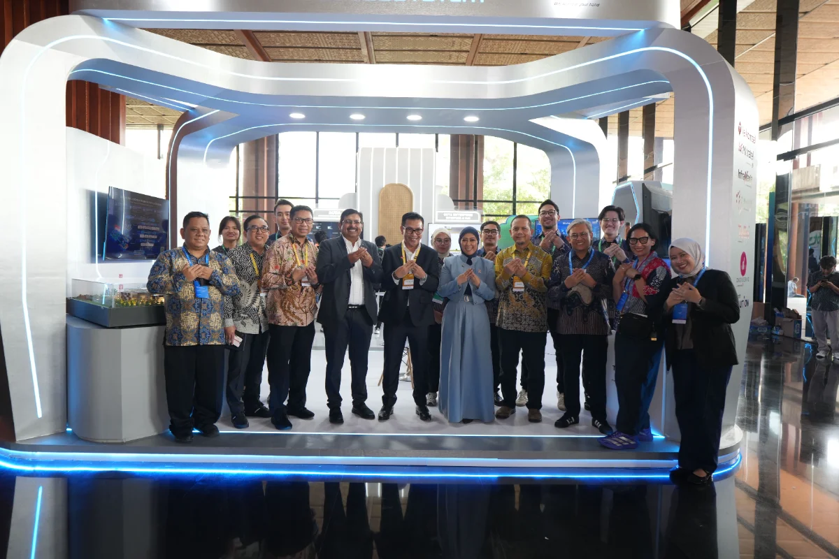 Menkomdigi Meutya Hafid meninjau NeutraDC di BTW 2026.