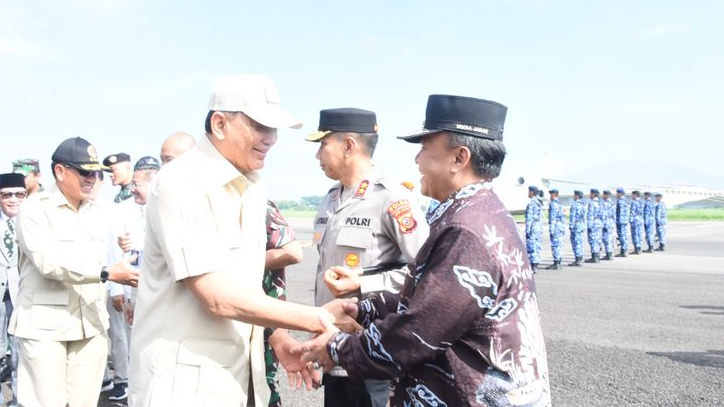Sekda Jabar Apresiasi Bantuan Mobil Operasional dari Menhan: Perkuat Sinergi TNI-Polri di Daerah!