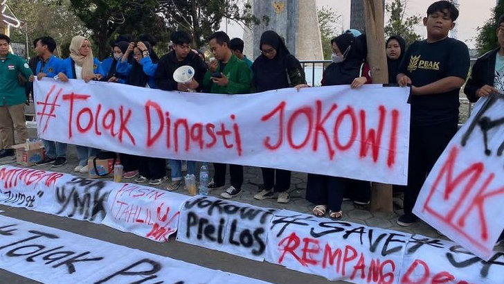 Tolak Putusan MK, Mahasiswa Demo Serentak di Jatim Tolak Dinasti Politik Jokowi