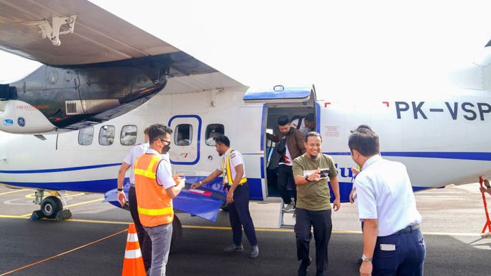 Gubernur Sulsel Naik Pesawat Susi Air ke Bone Tinjau Pembangunan Jalan Bandara Arung Palakka