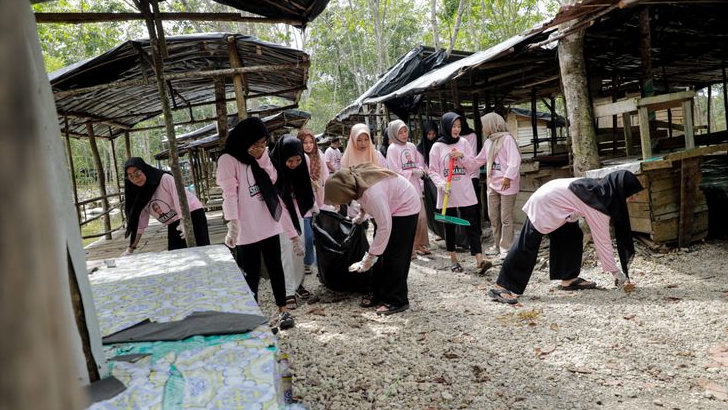 Peduli Lingkungan, Srikandi Ganjar Jambi Gotong Royong Bersihkan Sampah di Kawasan Wisata Sarolangun