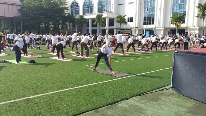 Peringati Hari Yoga Internasional 2023, Anjasmara Pandu Ribuan Yogi di Medan