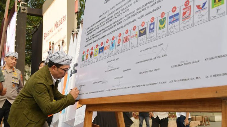 Ridwan Kamil Tandatangani Deklarasi Pemilu Damai 2024 Bersama 18 Partai Politik