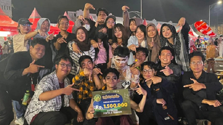 Rujak Cingur Ala Mesir Bikin Heboh, Mahasiswa UNAIR Raih Penyaji Terbaik Festival Rujak Uleg 2026