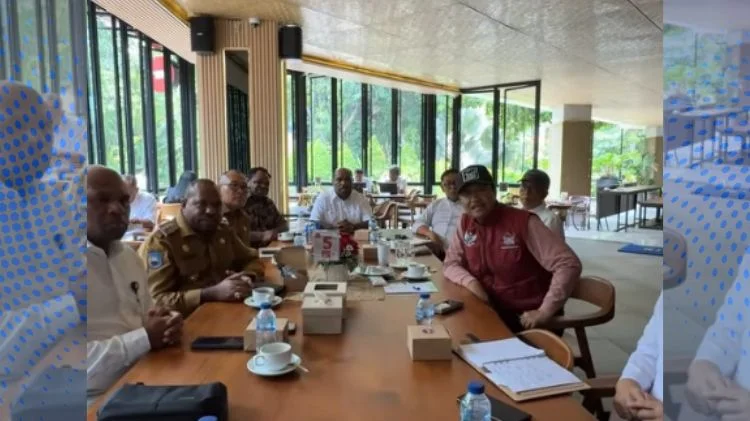 Bupati Intan Jaya Aner Maisini bertemu Menteri Sosial Saifullah Yusuf untuk membahas rencana pembangunan Sekolah Rakyat permanen.