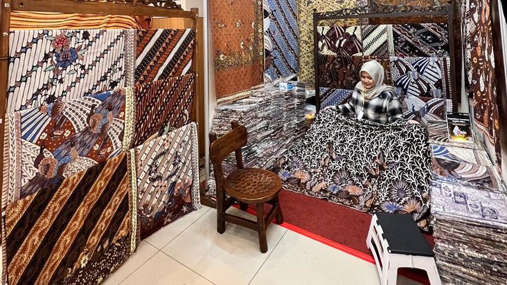 Setia Pada Lilin, Bukan Printing: Dimas Batik Jadi Penjaga Terakhir Batik Tulis Tasikmalaya