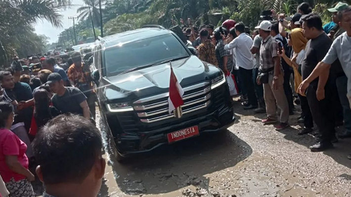 Balik Arah Tak Jadi Tinjau Jalan di Sonomartani Labura, Masyarakat Kecewa Pada Presiden Jokowi
