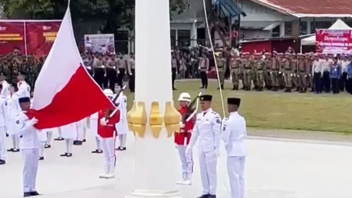 DELAPAN Insiden Haru Saat Pengibaran dan Penurunan Bendera Merah Putih di HUT ke-80 RI, Ragam Aksi Heroik Warga, Cinta Merah Putih Dibuktikan!