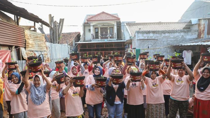 Komitmen Jaga Ketahanan Pangan, Mak Ganjar Tanam Ratusan Pohon Cabai di Jakarta Barat