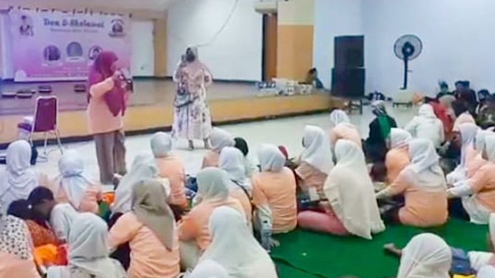Ratusan Relawan Emak-Emak di Jakut Mendoakan Ganjar Presiden 2024