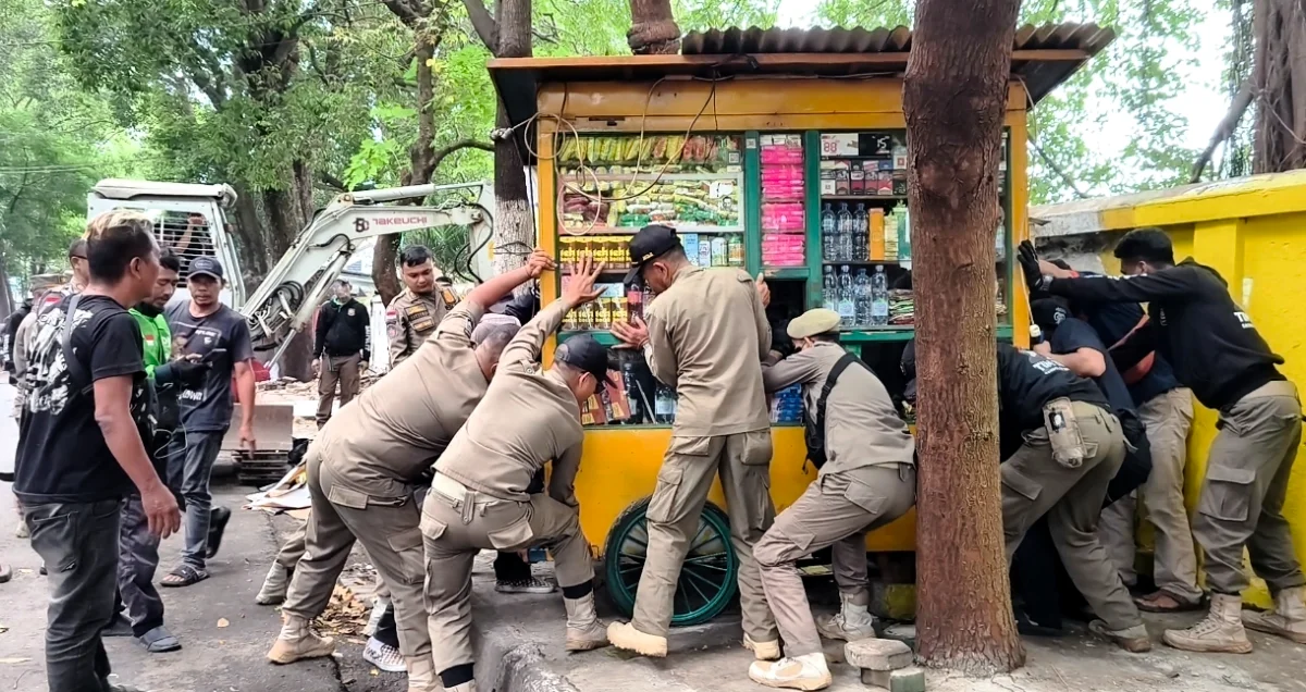 lapak PKL di Balong Gede, Bandung, ditertibkan.