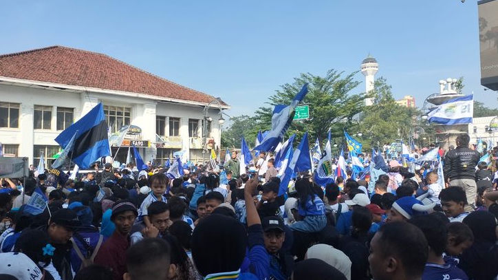Lautan Bobotoh Kepung Asia-Afrika, Pawai Juara Persib Bikin Kota Bandung Lumpuh Sejak Pagi