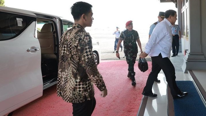 Setelah Ganjar Pranowo Blusukan di Bogor, Kini Gibran Rakabuming Semobil dengan Prabowo Subianto di Solo