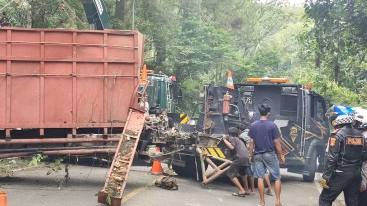 Sang Sopir Meninggal Dunia, Truk di Cianjur Dievakuasi Pakai Alat Berat Usai Alami Kecelakaan Tunggal