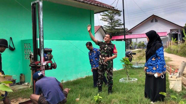 TNI Bangun Sumur Bor Permanen 50 Meter di SMAN 3 Cikampek